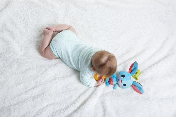 Zawieszka Tiny Smarts - wibrujący Króliczek Thomas Tiny Love