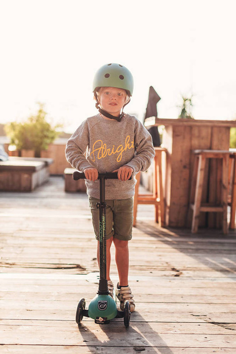 SCOOTANDRIDE Kask + Highwaykick 3 LED hulajnoga składana ze świecącymi kółkami 3+ Zestaw Forest