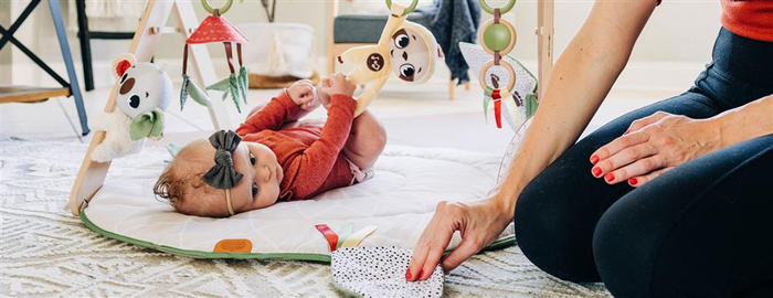 Tiny Love Mata dla niemowląt z drewnianym stojakiem i sensorycznymi zabawkami Boho Chic