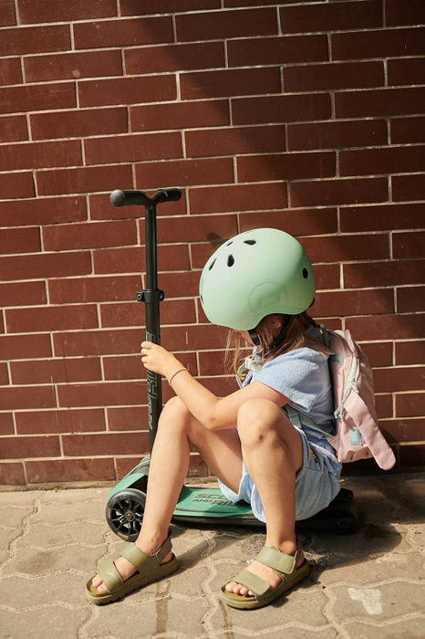 SCOOTANDRIDE Kask + Highwaykick 5 LED Hulajnoga trójkołowa balansowa ze świecącymi kółkami 5+ Zestaw Forest