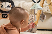 Czarno-biała Mata edukacyjna z drewnianym stojakiem do sensorycznej zabawy Décor Tiny Love